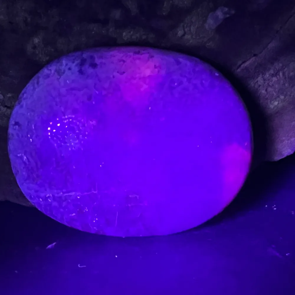 Hackmanit Purple UV реактивен палмстоун M8