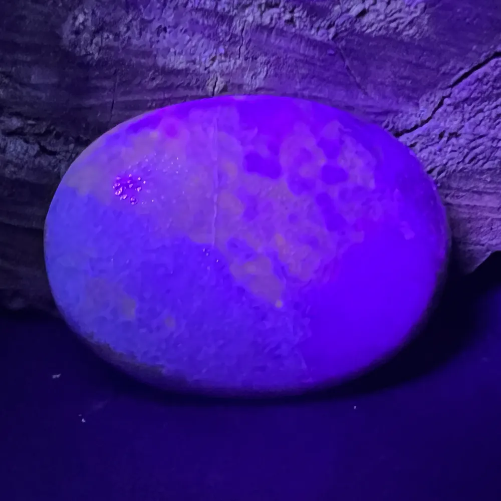 Hackmanite purple Uv reactive palmstone m12