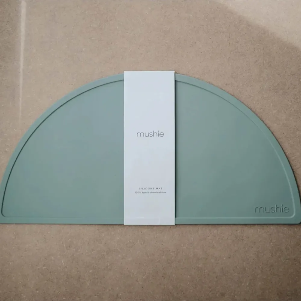 Mushie Силиконова подложка за маса Cambrigde blue
