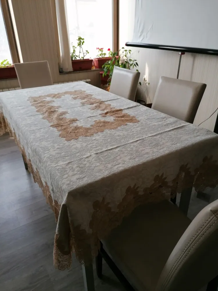 098 Луксозна покривка за маса 150/220