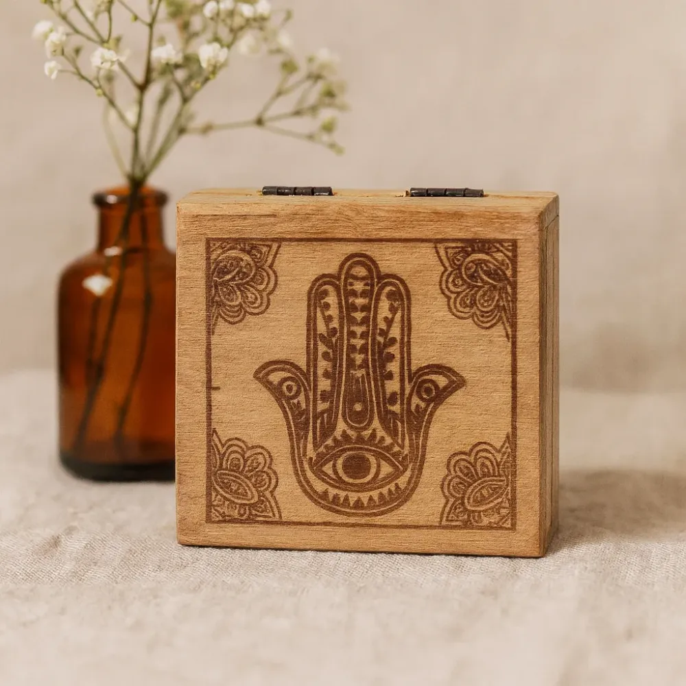 Малка квадратна кутия Хамса черна гравирана 10x10x4.2cm