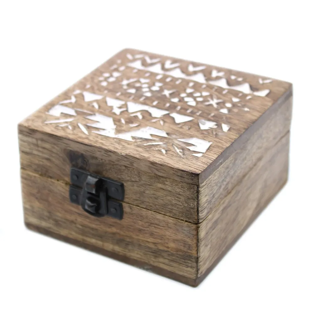 Дървена кутия с бял варов ефект, славянски дизайн 10x10x6 cm