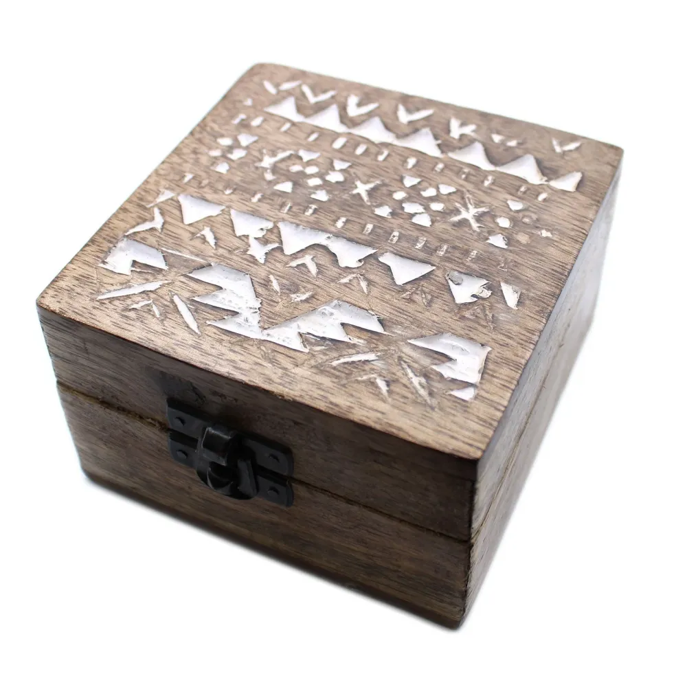 Дървена кутия с бял варов ефект, славянски дизайн 10x10x6 cm