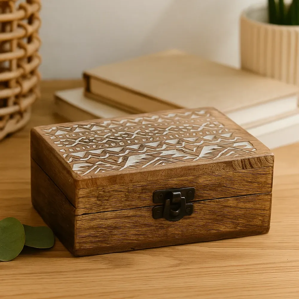 Дървена кутия с бял варов ефект, славянски дизайн 15x10x6 см