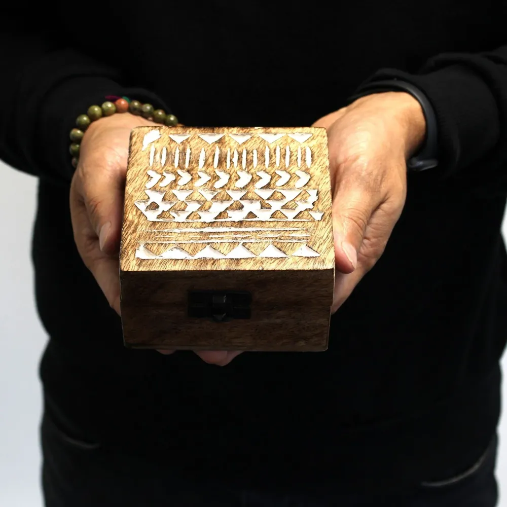 Дървена кутия с бял варов ефект, славянски дизайн 15x10x6 см