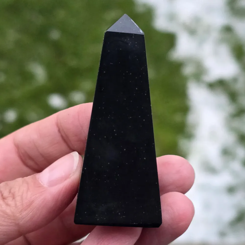 Обелиск от черен оникс модел 2