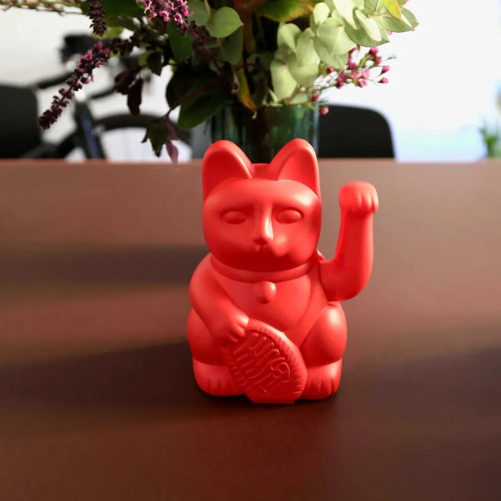 Червена котка с късмет