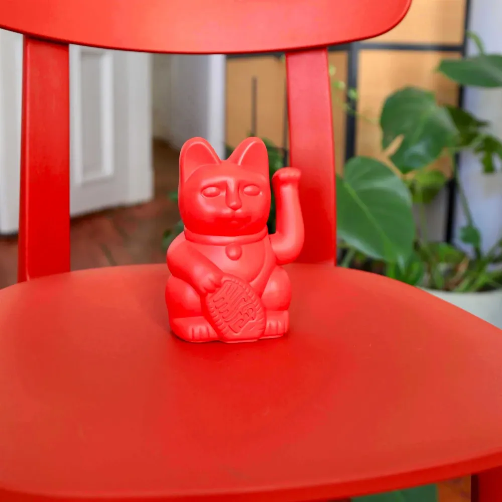 Червена котка с късмет