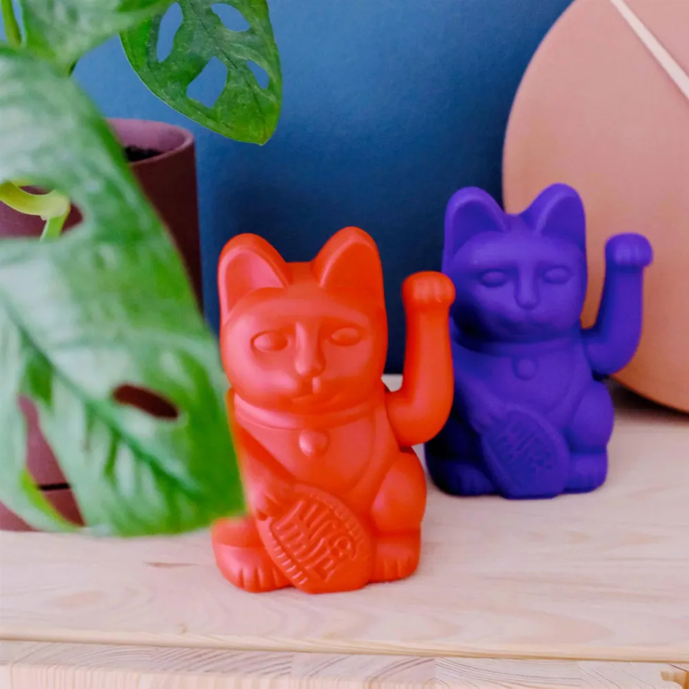 Червена котка с късмет