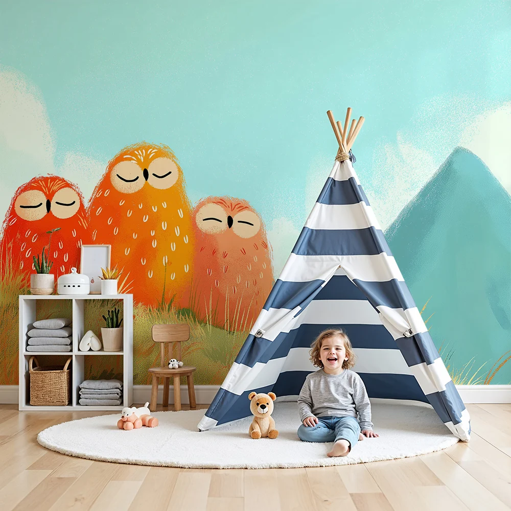 Kinderzimmer Tapete | Bunte Eulen auf einem sonnigen Hügel