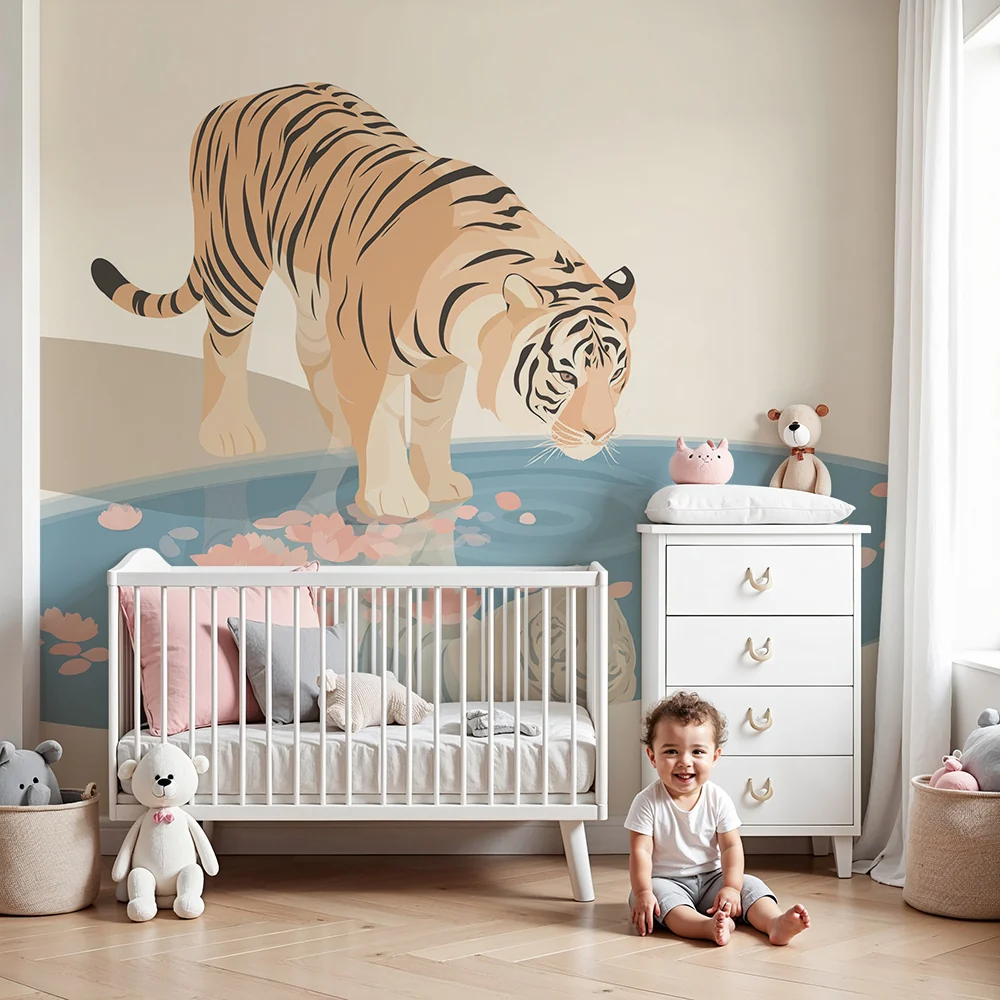 Kinderzimmer Tapete | Majestätischer Tiger am Ufer eines blühenden Teiches