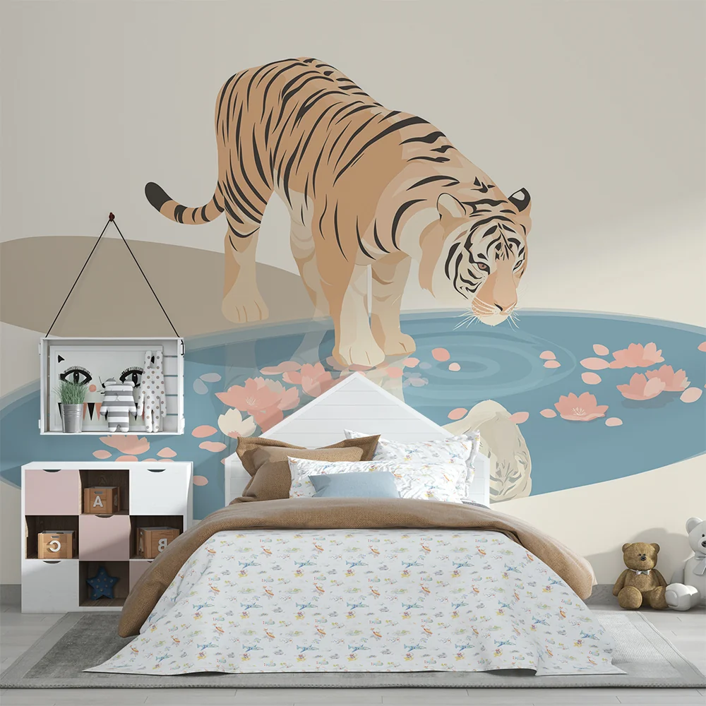 Kinderzimmer Tapete | Majestätischer Tiger am Ufer eines blühenden Teiches