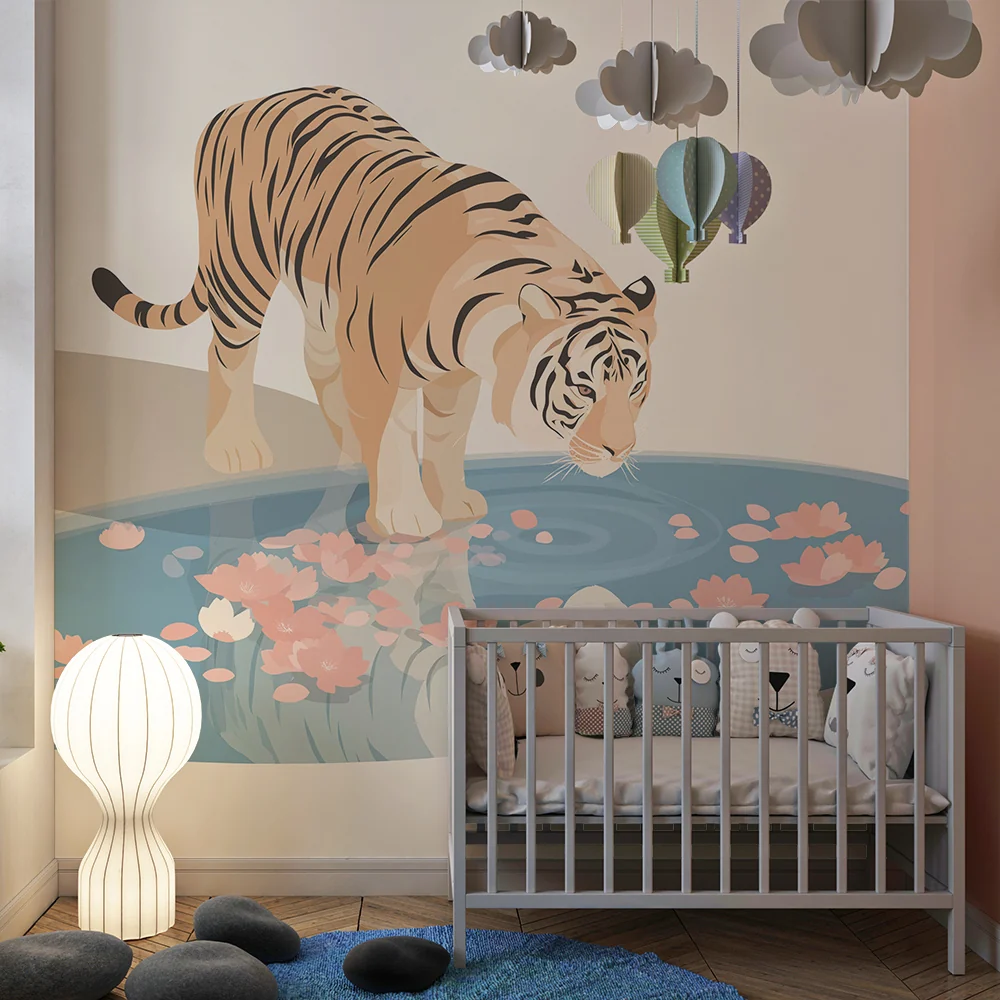 Kinderzimmer Tapete | Majestätischer Tiger am Ufer eines blühenden Teiches