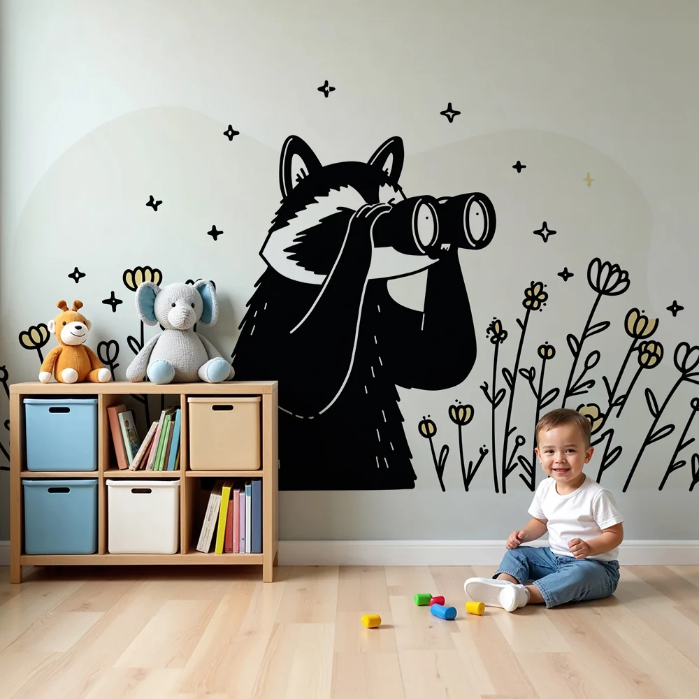 Kinderzimmer Tapete | Neugieriger Waschbär mit Fernglas inmitten von Blumen