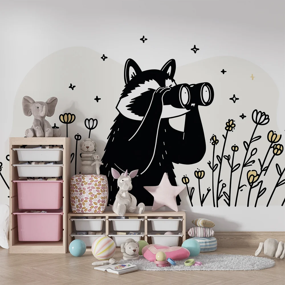 Kinderzimmer Tapete | Neugieriger Waschbär mit Fernglas inmitten von Blumen