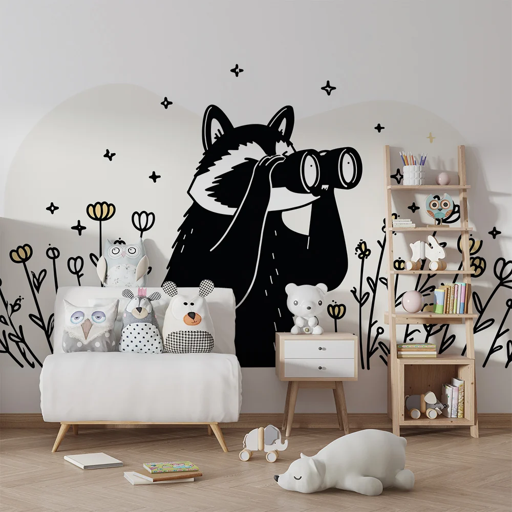 Kinderzimmer Tapete | Neugieriger Waschbär mit Fernglas inmitten von Blumen