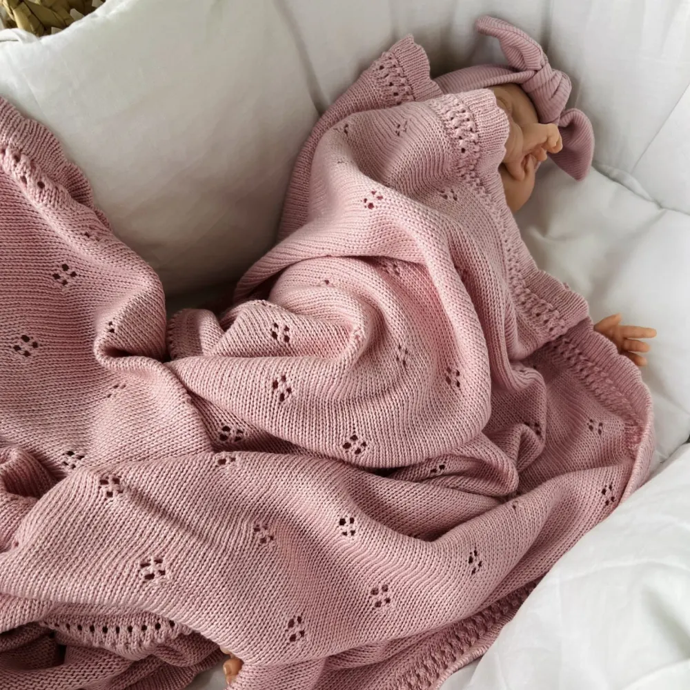 LullaLove Ажурно одеяло 80x100 cm маргаритка прахообразно розово