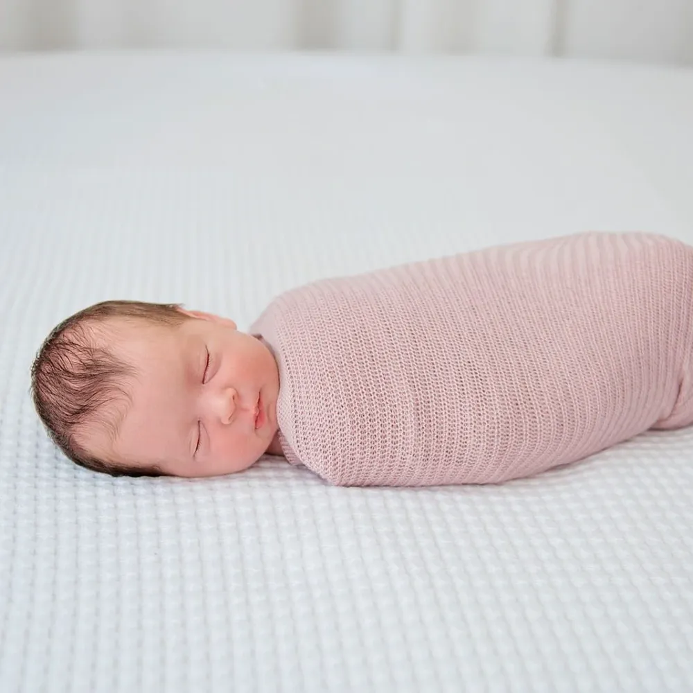 LullaLove олекотено бамбуково одеяло за увиване мъгла 90x90 cm прахово розово
