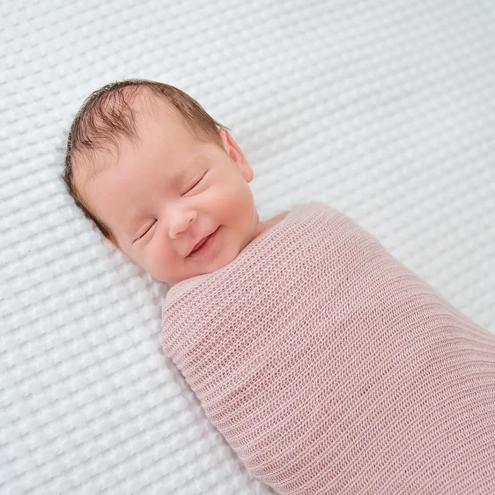 LullaLove олекотено бамбуково одеяло за увиване мъгла 90x90 cm прахово розово