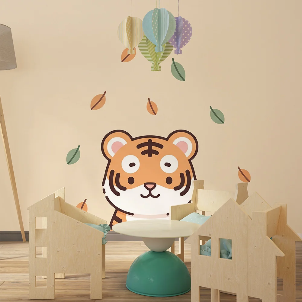 Papel de parede crianç | Bonito tigre sob folhas coloridas