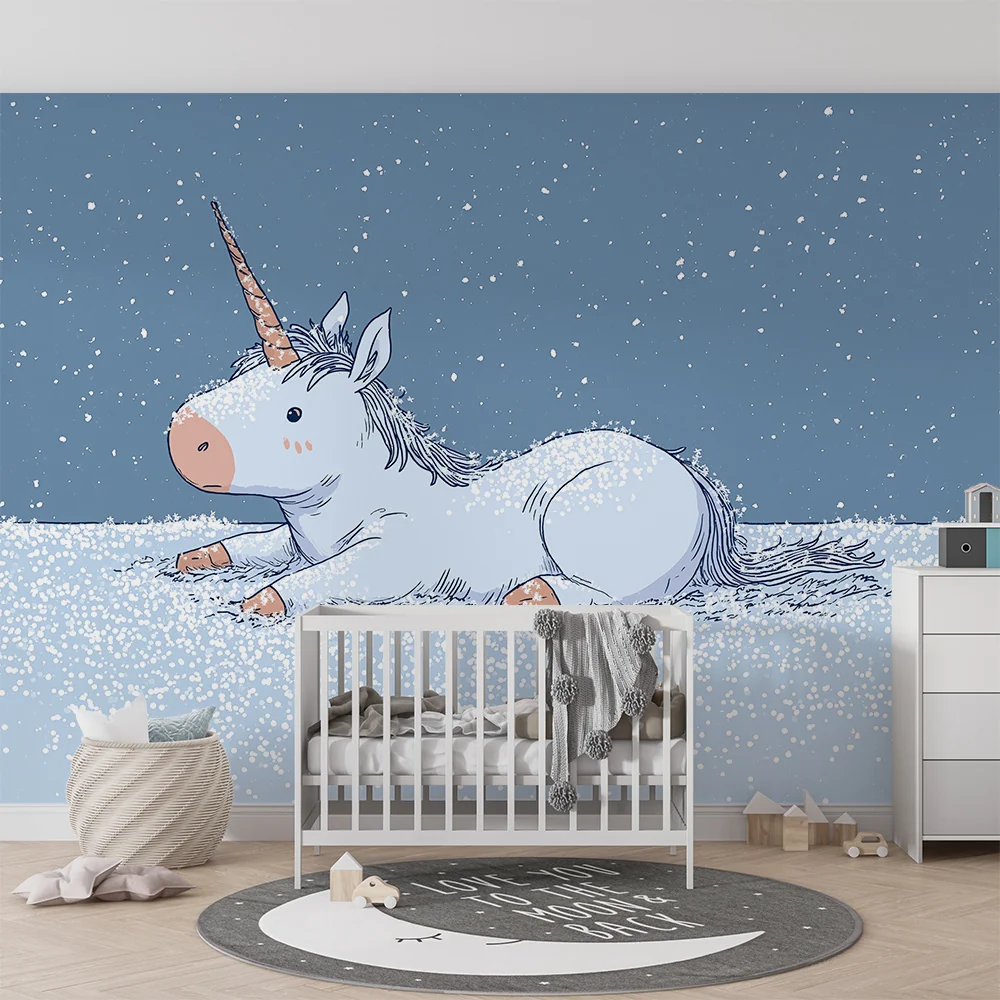 Papel de parede crianç | Bonito unicórnio em uma paisagem nevada