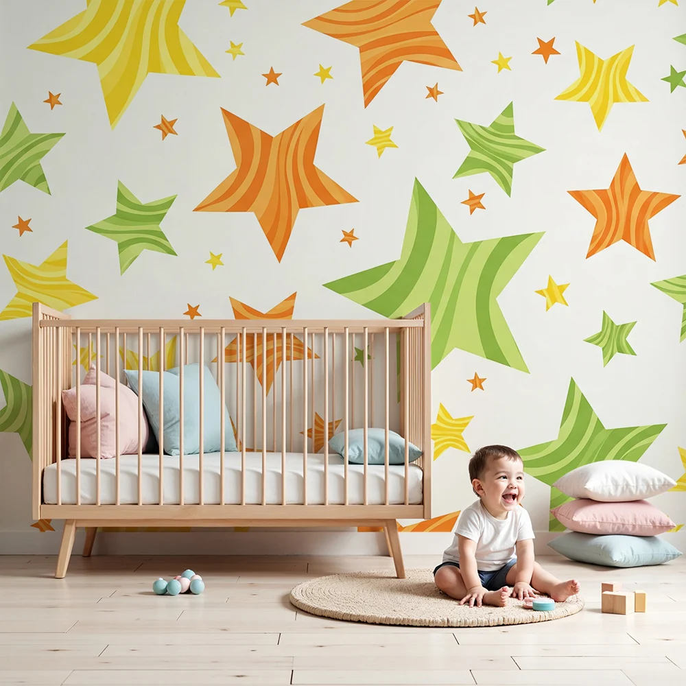 Papel de parede crianç | Coloridas estrelas verdes, laranjas e amarelas em fundo claro