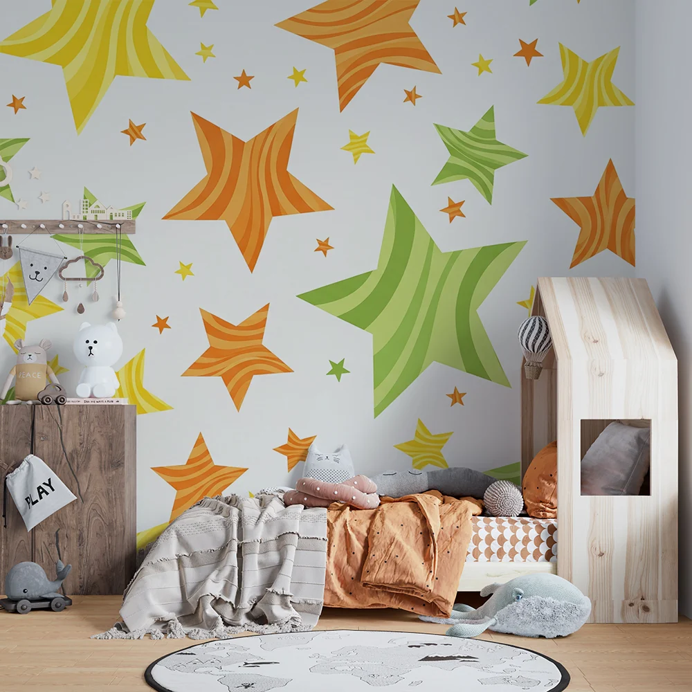 Papel de parede crianç | Coloridas estrelas verdes, laranjas e amarelas em fundo claro