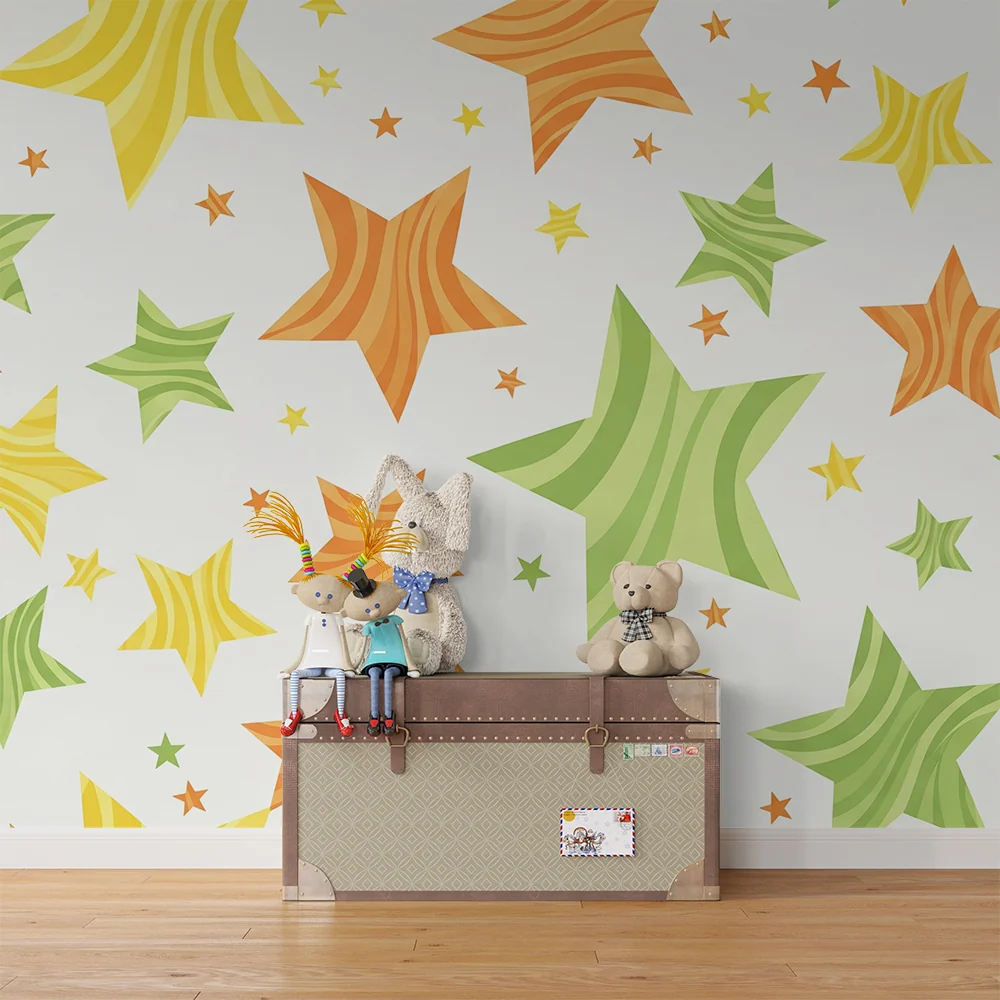 Papel de parede crianç | Coloridas estrelas verdes, laranjas e amarelas em fundo claro