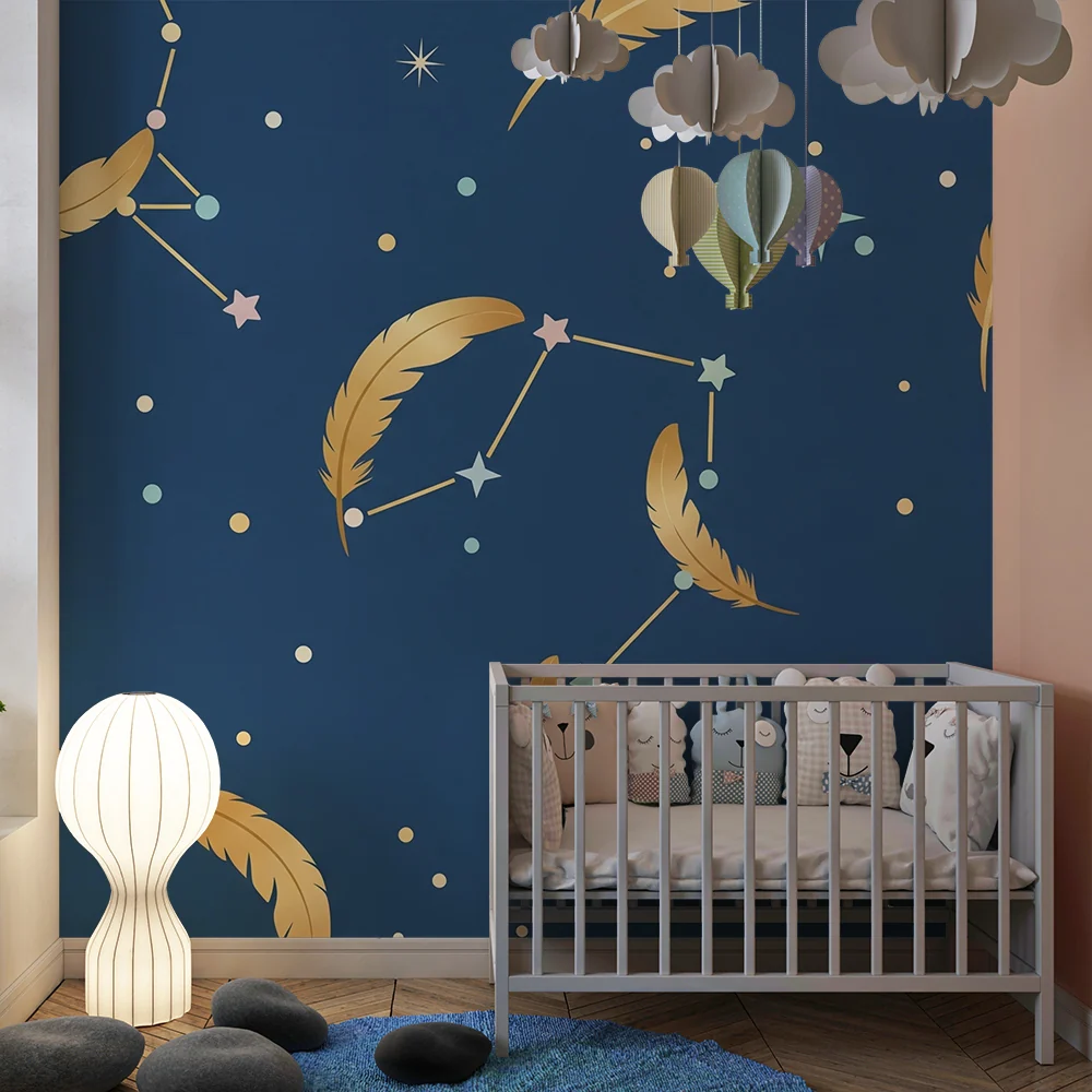 Papel de parede crianç | Estrelas douradas e penas em fundo azul escuro
