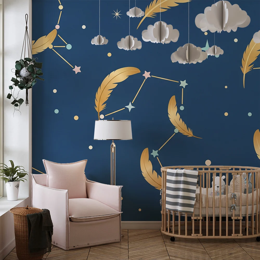Papel de parede crianç | Estrelas douradas e penas em fundo azul escuro