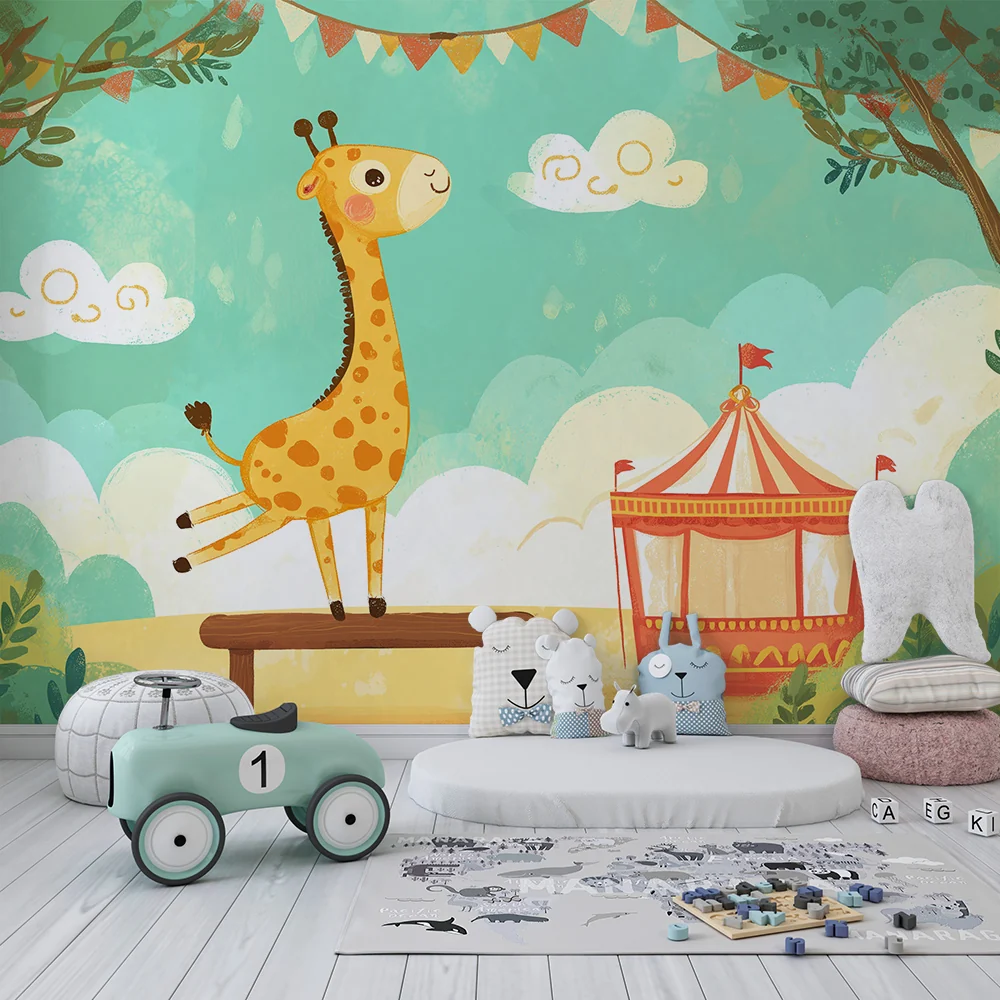 Papel de parede crianç | Girafa feliz sob um céu azul e um chapéu colorido