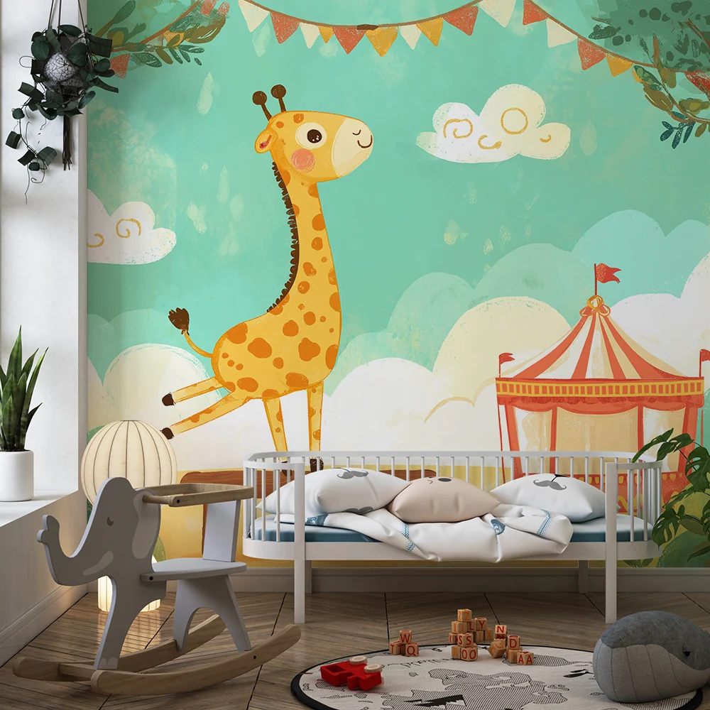 Papel de parede crianç | Girafa feliz sob um céu azul e um chapéu colorido