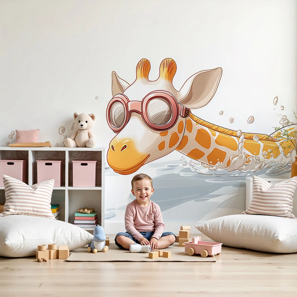 Papel de parede crianç | Girafa nadadora com óculos em um mar salpicado