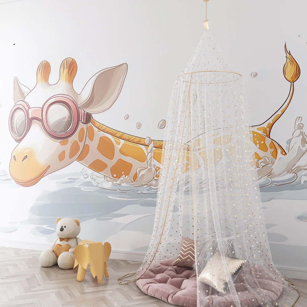 Papel de parede crianç | Girafa nadadora com óculos em um mar salpicado