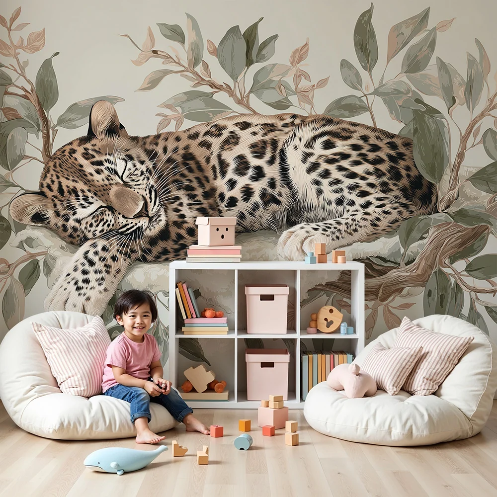 Papel de parede crianç | Leopardo tranquilo em uma cama de folhagem
