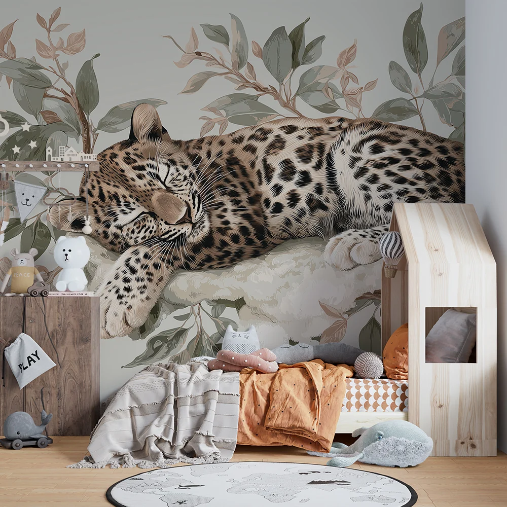 Papel de parede crianç | Leopardo tranquilo em uma cama de folhagem