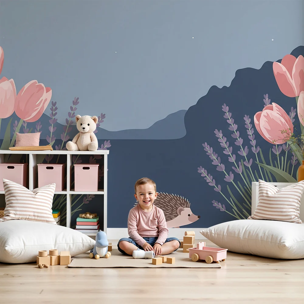 Papel de parede crianç | Ouriço fofo entre tulipas e lavanda