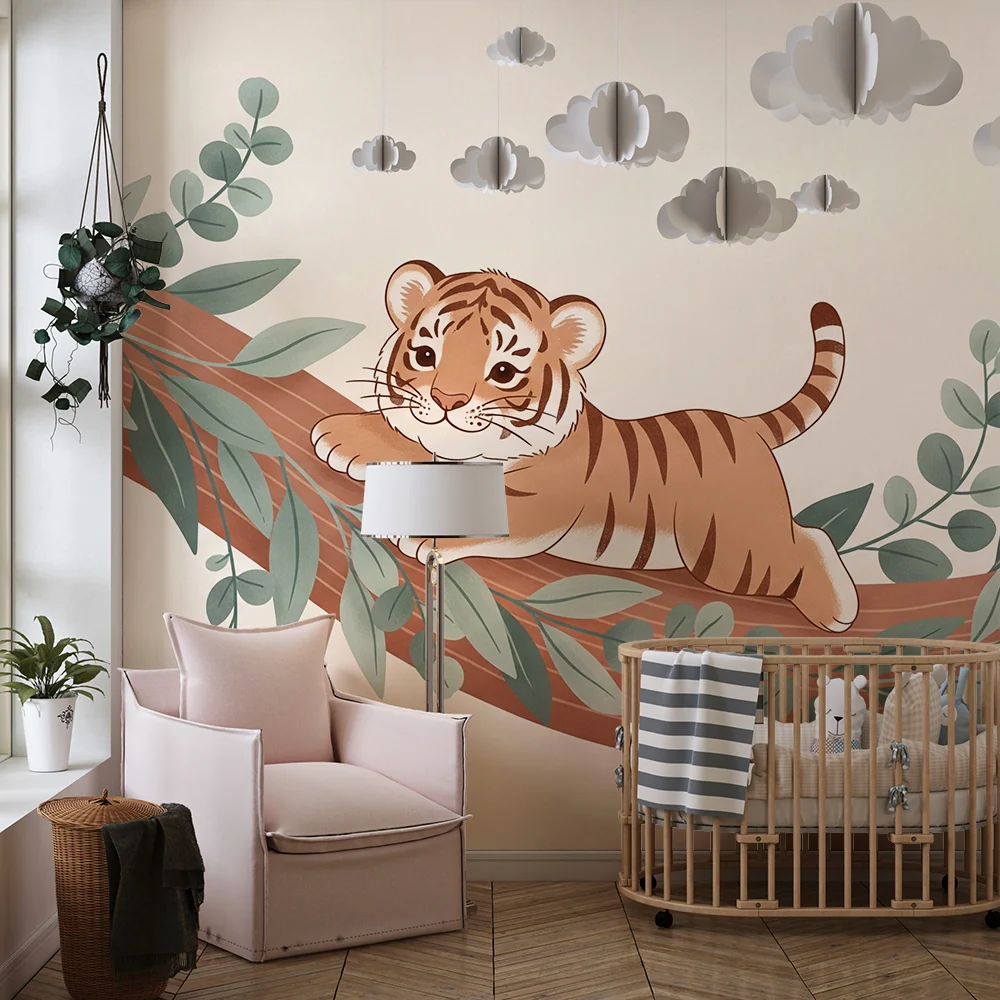 Papel de parede crianç | Pequeno tigre brincar num ramo com folhagem delicada