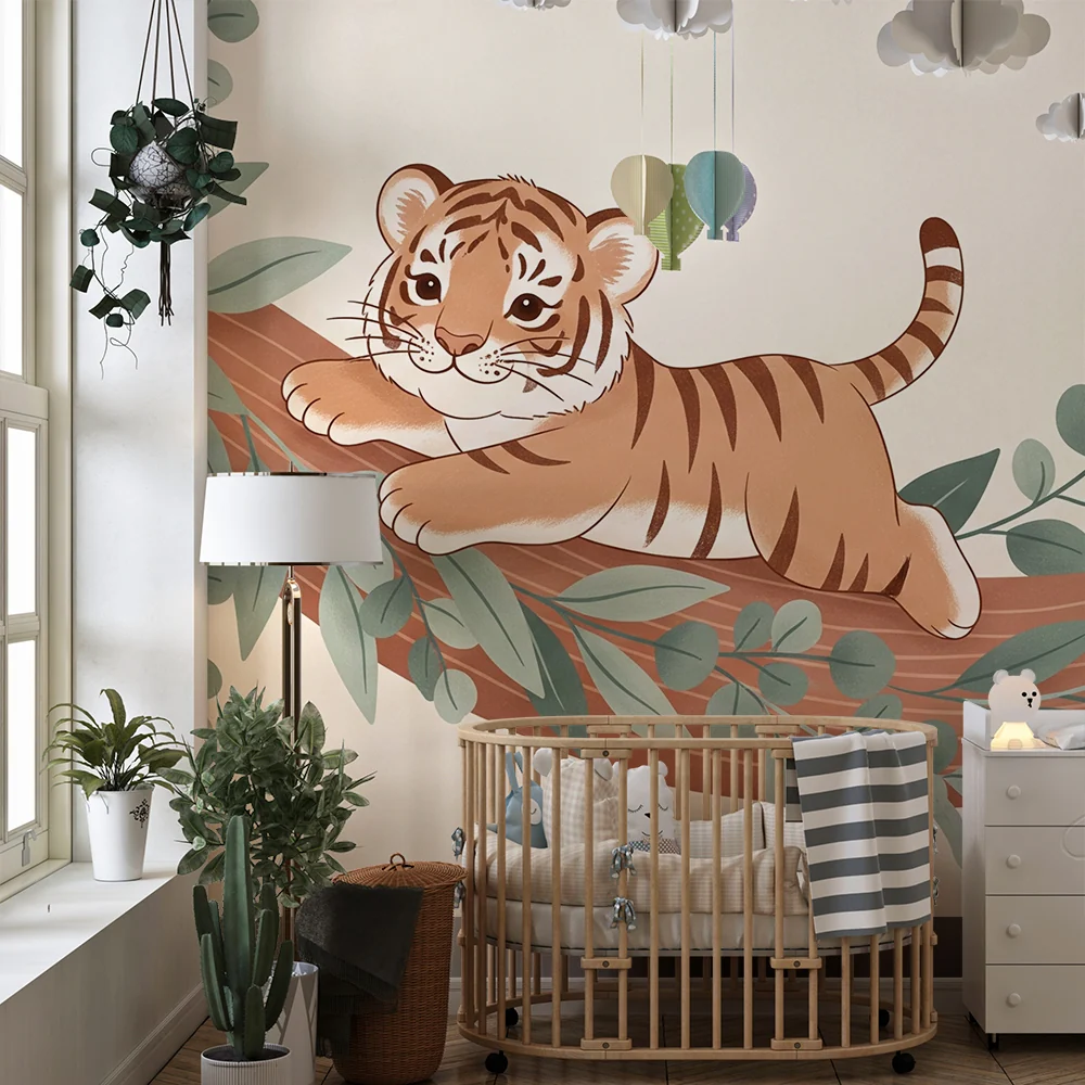 Papel de parede crianç | Pequeno tigre brincar num ramo com folhagem delicada