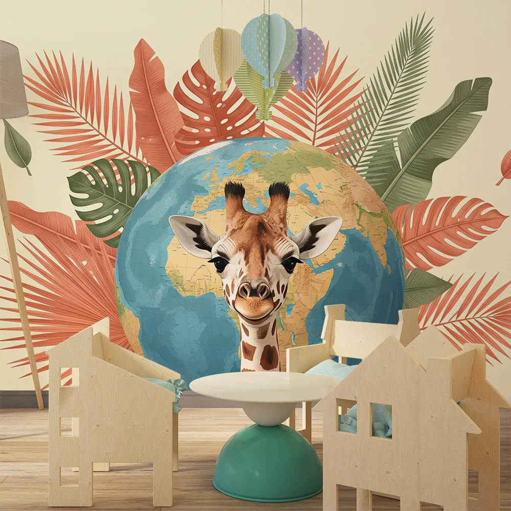 Papel de parede crianç | Sorriso de girafa cercado por folhagem tropical e globo terrestre