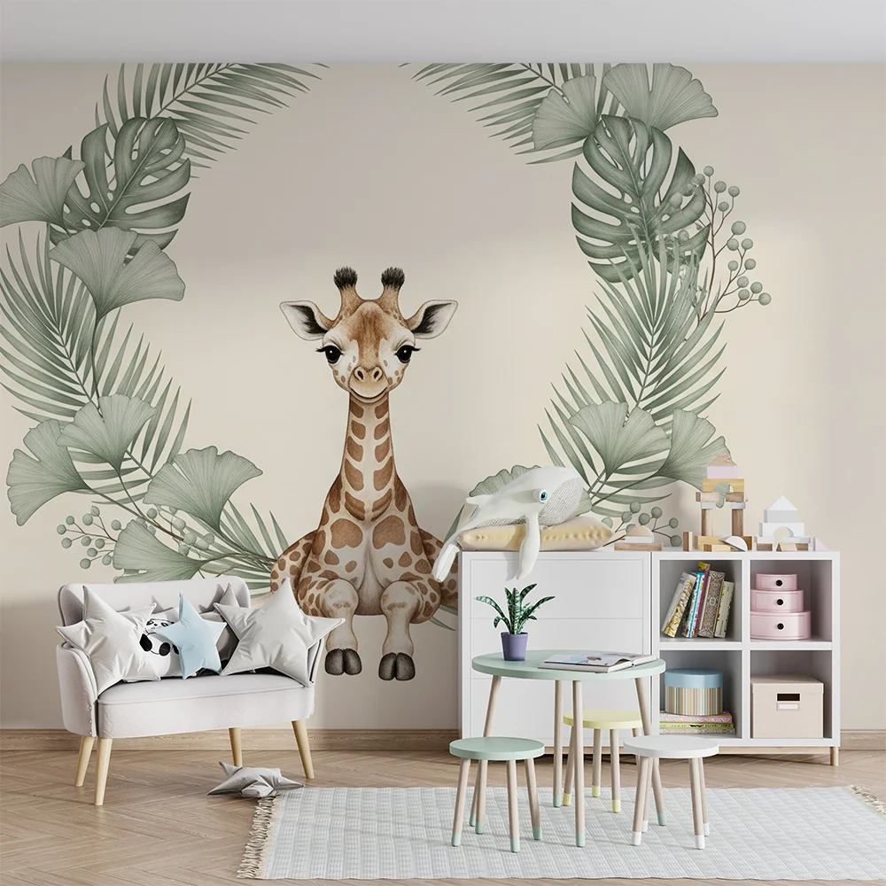 Papel de parede quarto bebê | Adorável girafa cercada por folhagem tropical