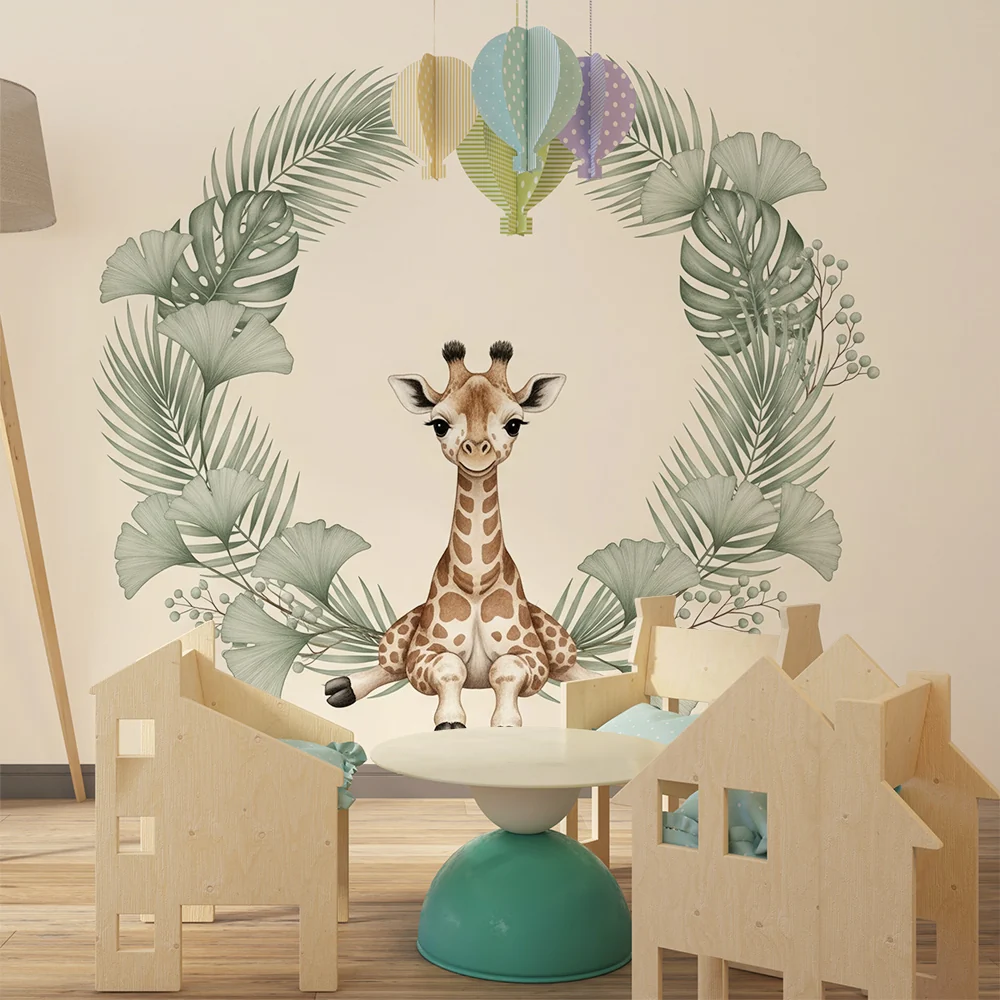 Papel de parede quarto bebê | Adorável girafa cercada por folhagem tropical