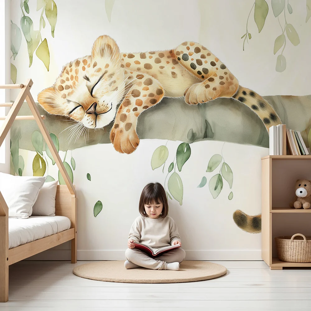 Papel de parede quarto bebê | Bebê leopardo dormindo em um galho com folhagem delicada