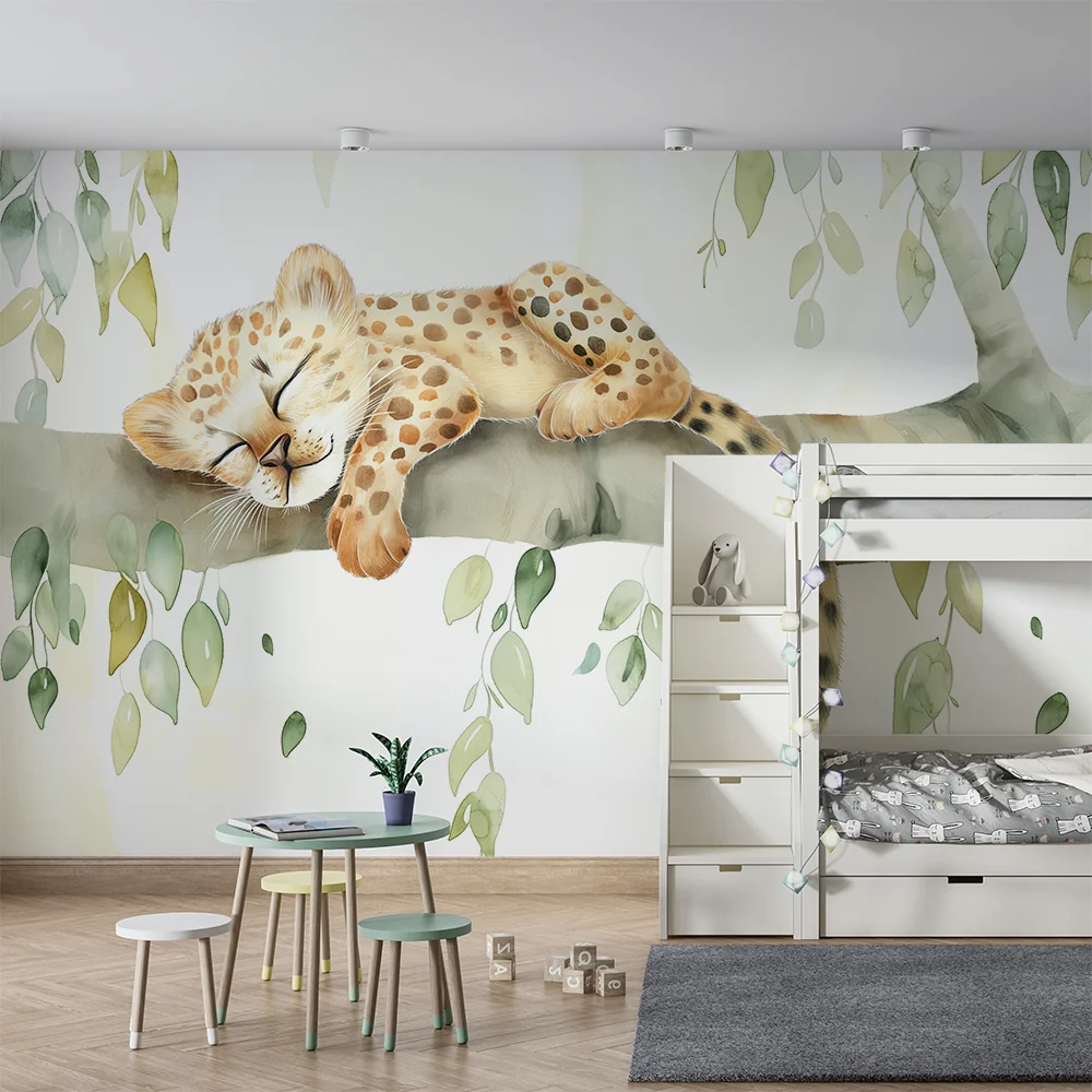 Papel de parede quarto bebê | Bebê leopardo dormindo em um galho com folhagem delicada
