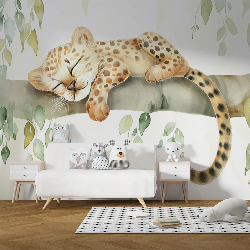 Papel de parede quarto bebê | Bebê leopardo dormindo em um galho com folhagem delicada