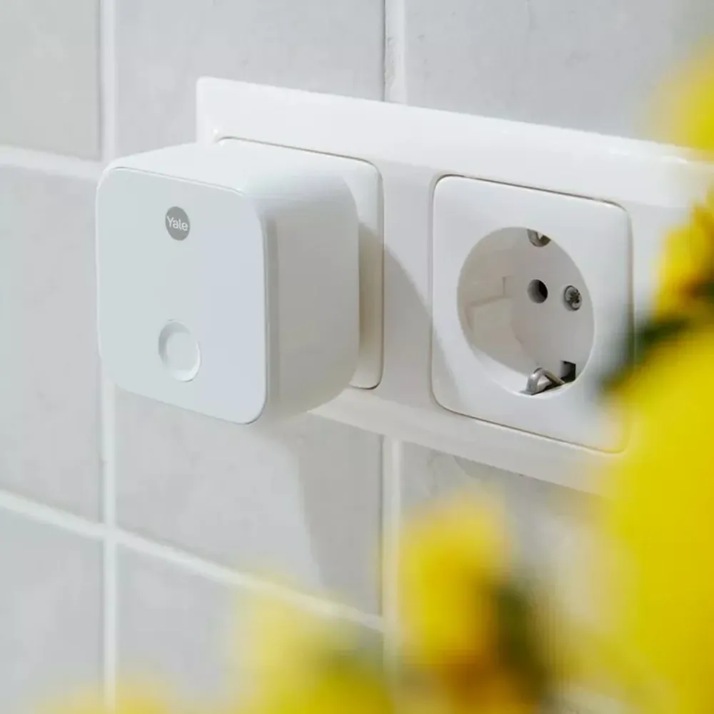Смарт щепсел Yale 05/402100/WH Bluetooth Wi-Fi